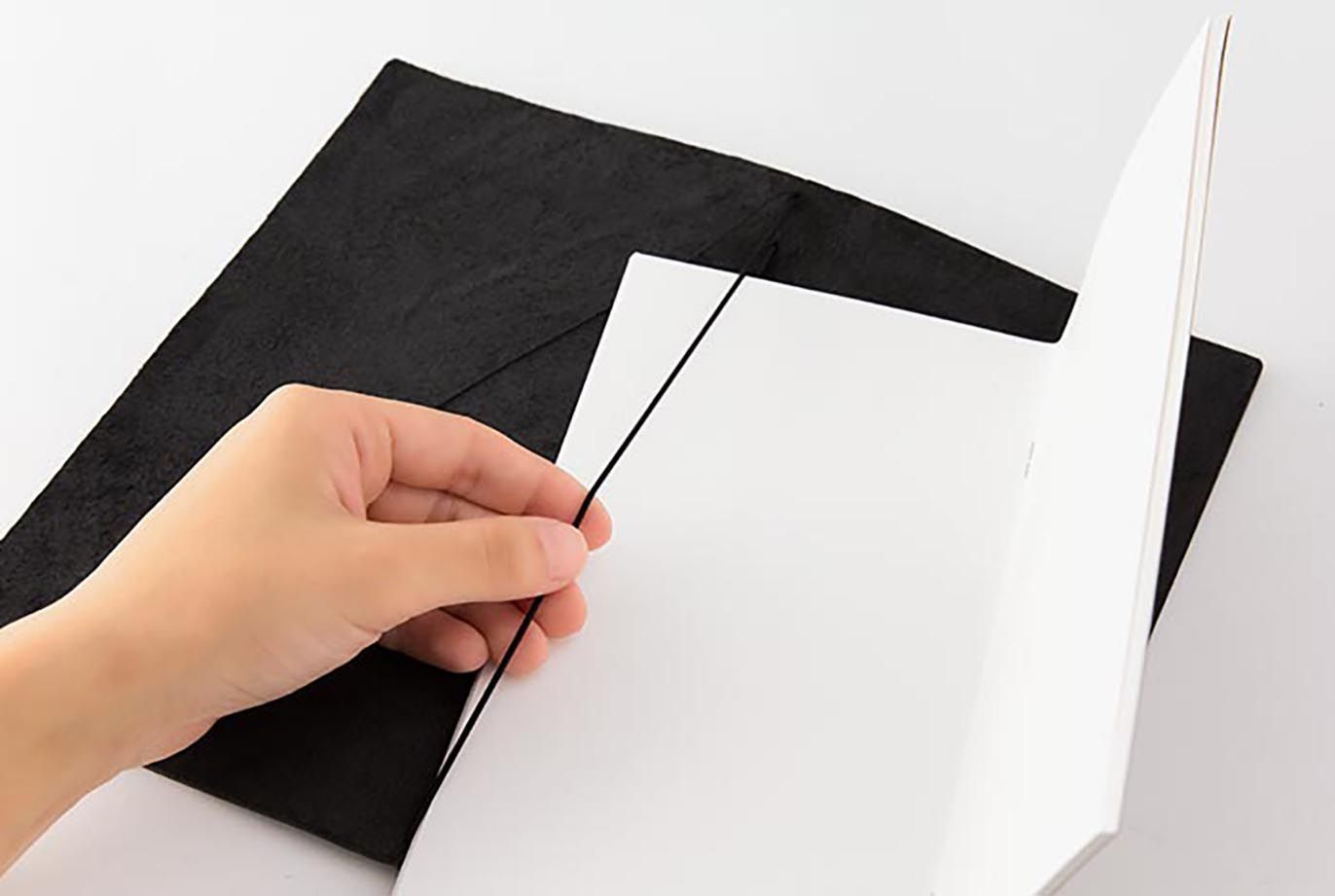 TRAVELER'S COMPANY | Traveler's Notebook Regular - Negro - Imagen 4