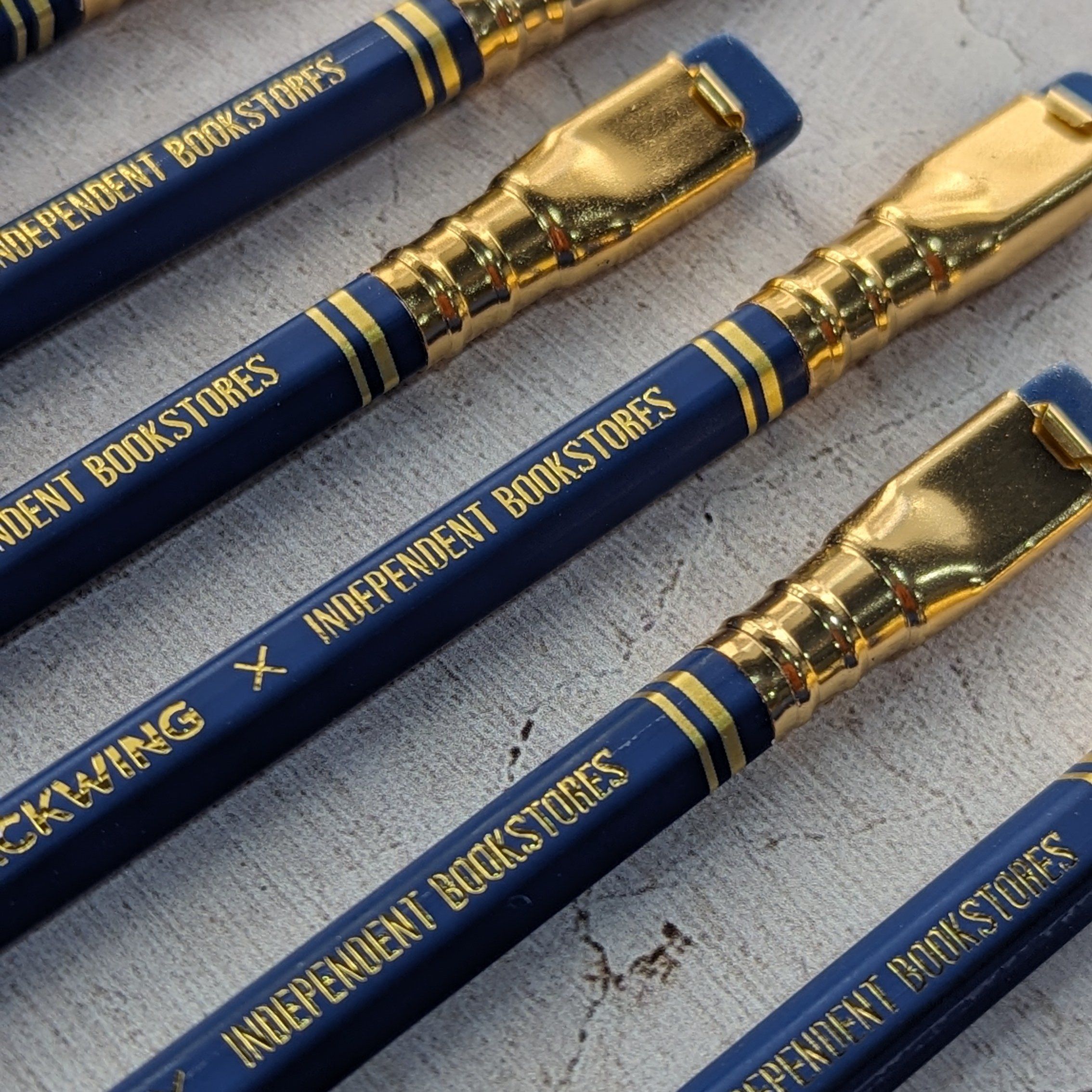 BLACKWING | Independent Bookstore Day 2024 – Caja 12 Lápices – (Firme – 2B) - Imagen 6