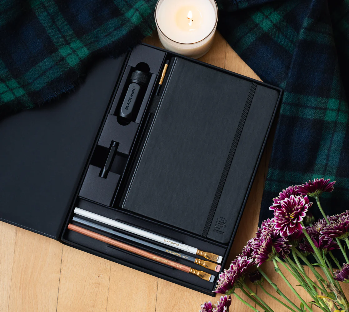 BLACKWING | Set Notebook Essentials - 4 Lápices + Sacapuntas + Cuaderno Puntos + Guardapuntas - Imagen 2