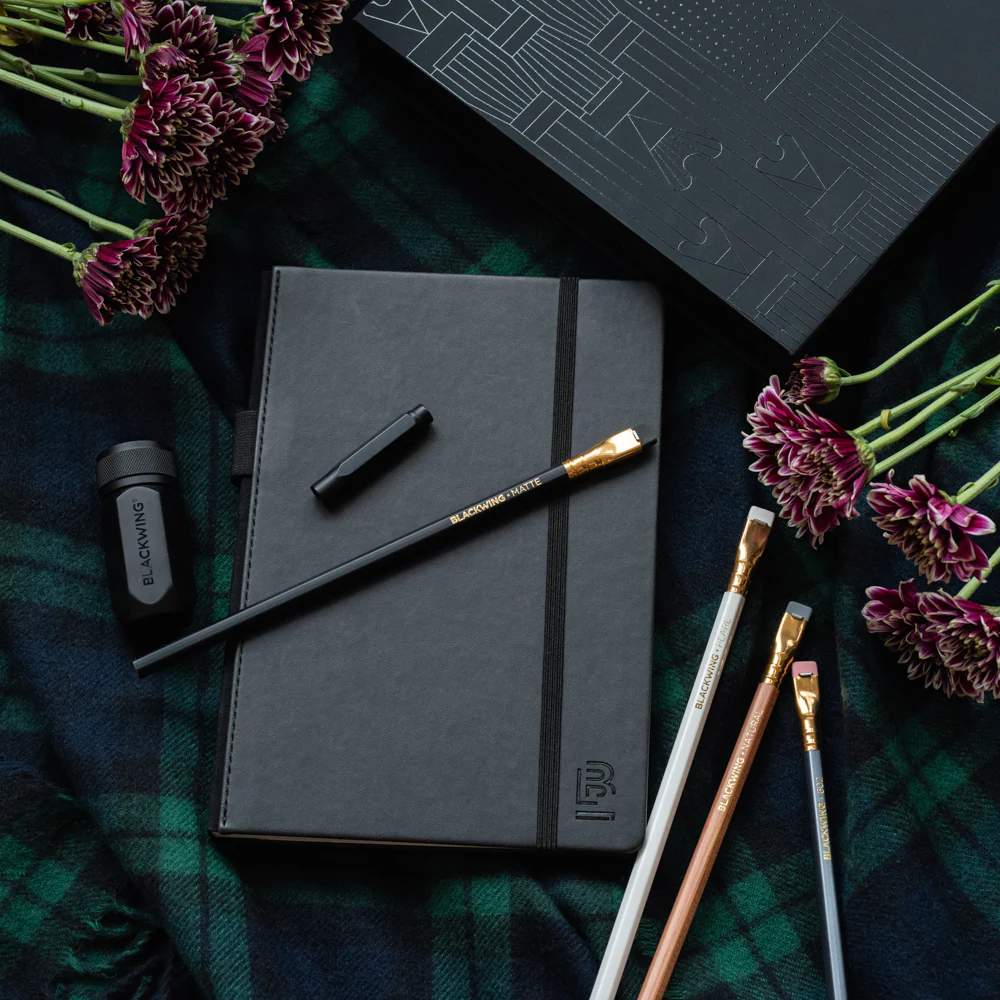 BLACKWING | Set Notebook Essentials - 4 Lápices + Sacapuntas + Cuaderno Puntos + Guardapuntas - Imagen 4