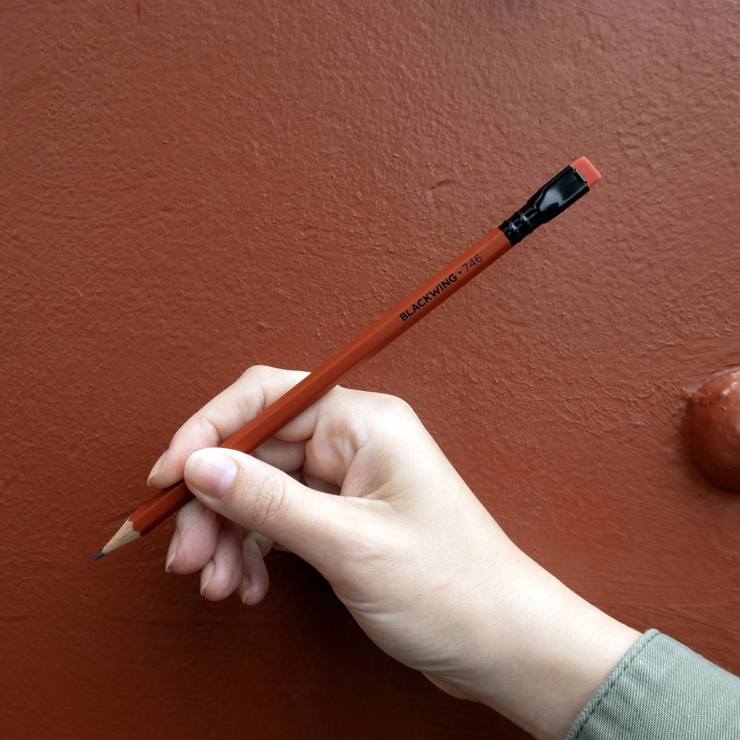 BLACKWING | Volumen 746 - Caja 12 Lápices - (Firme - 2B) - Golden Gate - Imagen 7