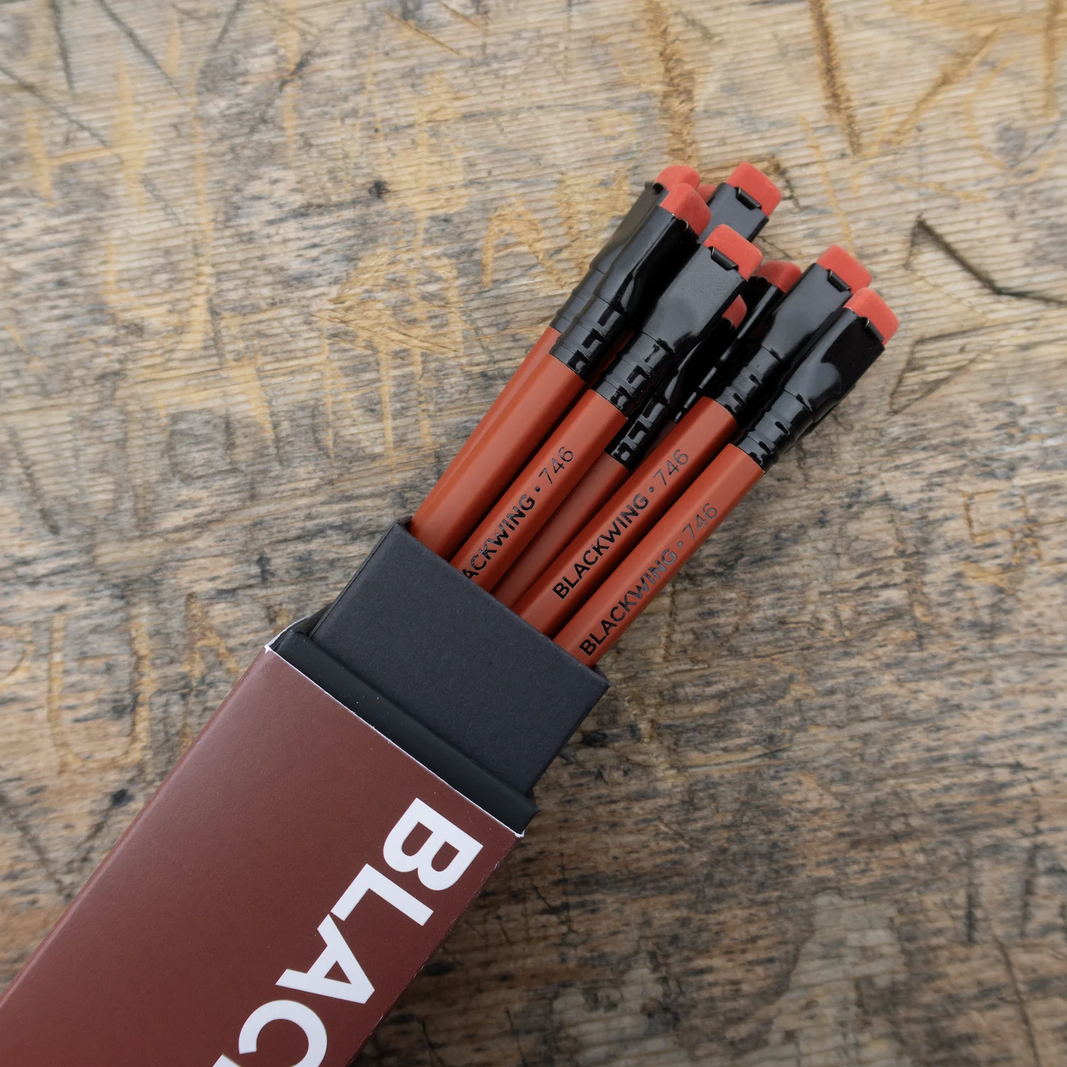 BLACKWING | Volumen 746 - Caja 12 Lápices - (Firme - 2B) - Golden Gate - Imagen 3