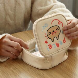 ICONIC | Estuche DOODLE MINI POUCH - 01 Cream Beige