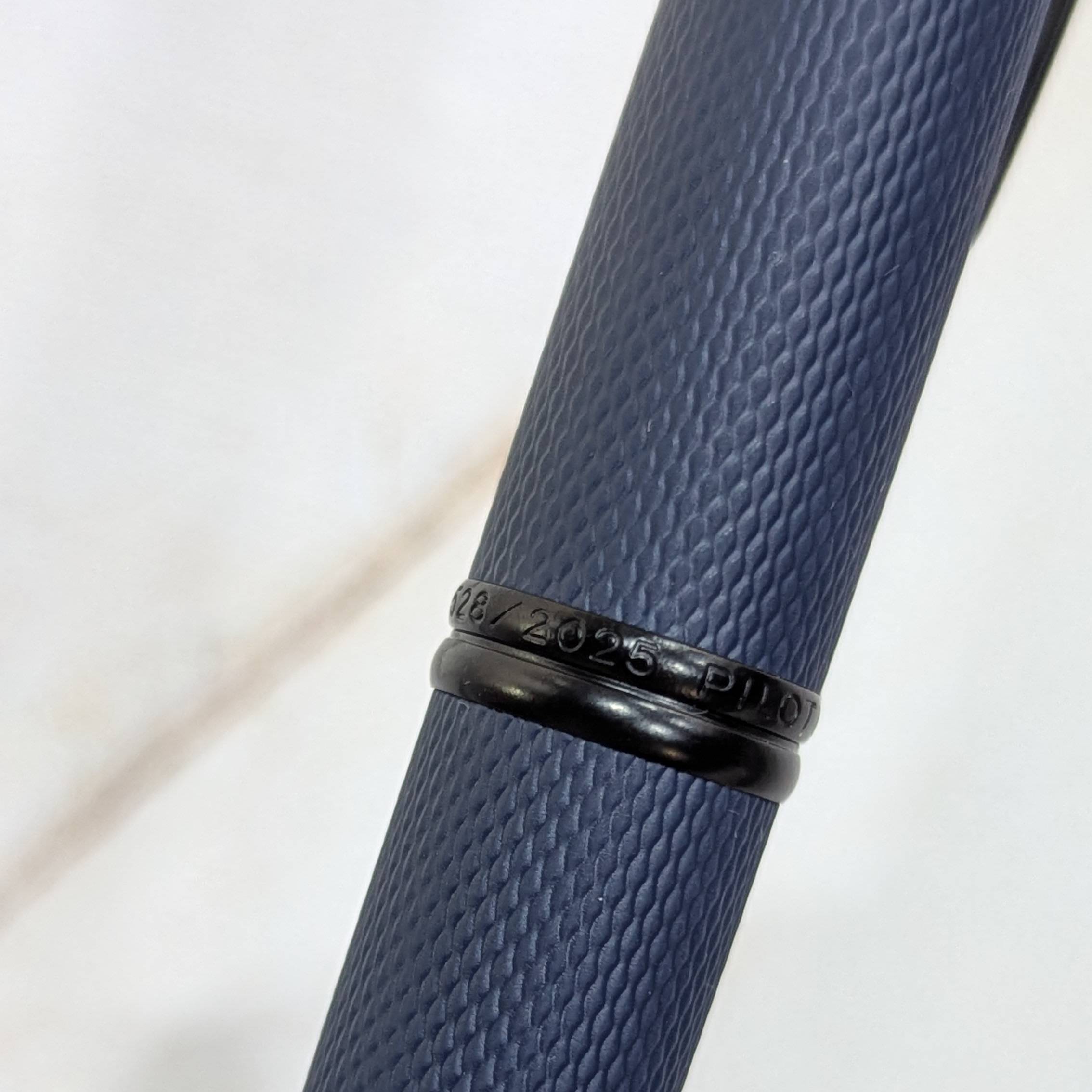 PILOT | Pluma Estilográfica Retráctil CAPLESS 1800 - Oro 18K - Link Midnight 2025 - Imagen 2