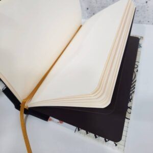 BOMO ART | Cuaderno Scrapbook Journal Liso A5 Cuero - Skybambi Hand Script