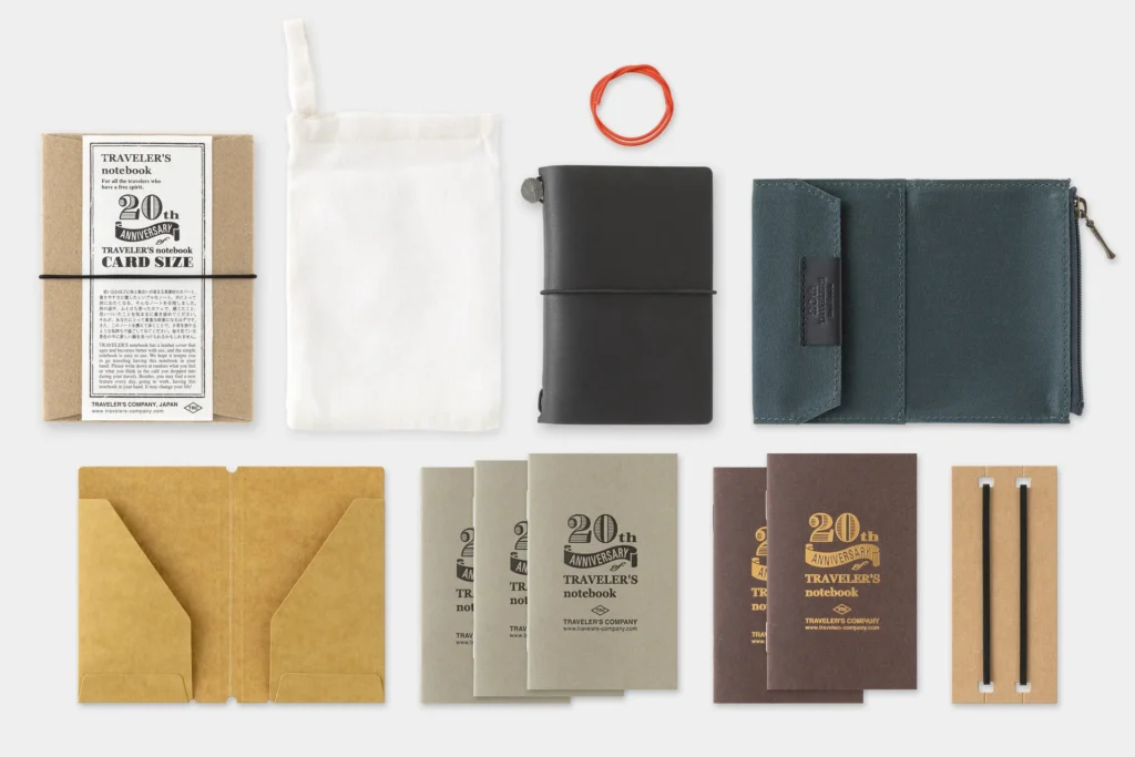 Traveler’s Notebook Card Size 20th Anniversary color negro con funda de cuero