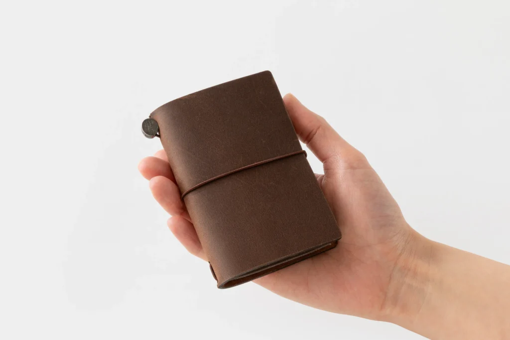 Traveler’s Notebook Card Size tamaño compacto en mano para uso diario
