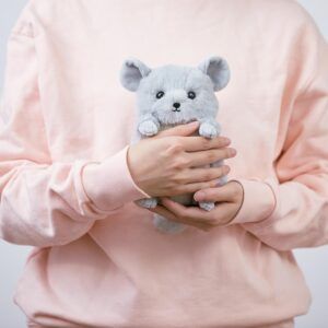 KING JIM | Estuche Peluche POUZOO MINI - Chinchilla