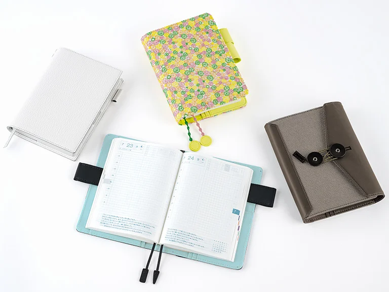 Libro interior Hobonichi Original A6 colocado en una cubierta reutilizable