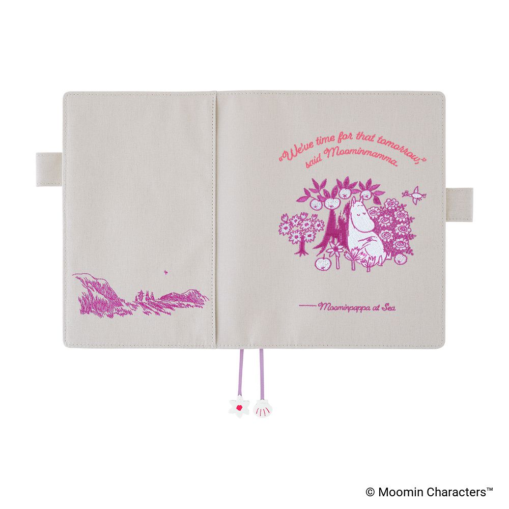 HOBONICHI | Funda COVER Cousin A5 - Moomin (My Yard - Pink Gray) - Imagen 3