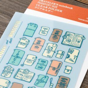[PREVENTA] TRAVELER'S COMPANY | Clear Folder 2027 Passport - Unique and Wonderful
