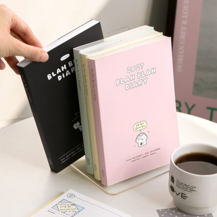 [PREVENTA] ICONIC | Agenda 2027 Semanal B6 BLAH BLAH DIARY – 03 Pink