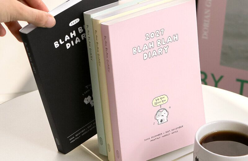 [PREVENTA] ICONIC | Agenda 2027 Semanal B6 BLAH BLAH DIARY – 03 Pink