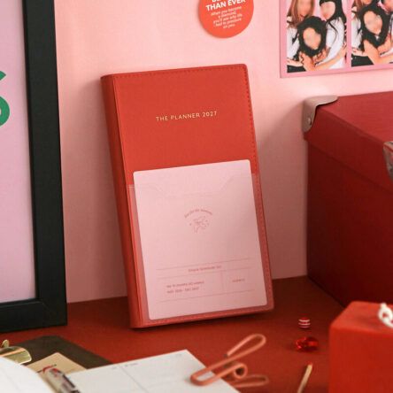 [PREVENTA] ICONIC | Agenda 2027 Semanal B6 Slim THE PLANNER S – 01 Vermillon