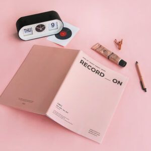 [PREVENTA] ICONIC | Agenda 2027 Mensual A4 RECORD ON MONTHLY - 03 Misty Pink
